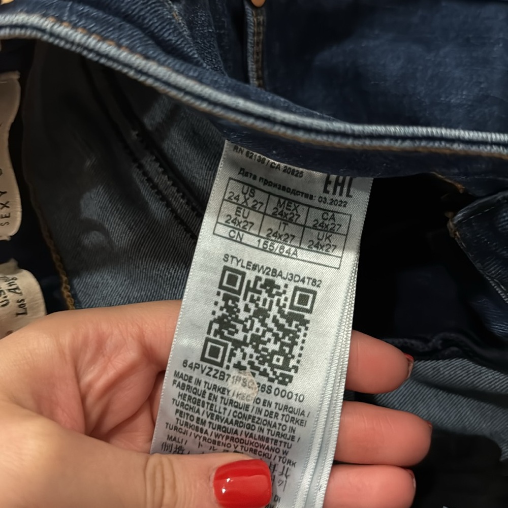 Guess Jeans - Picture 2 of 4
